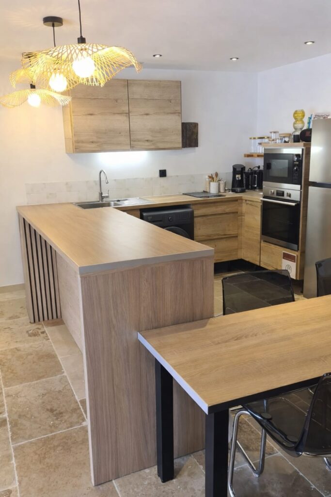 Cuisine et espace convivial du studio QPM à Manosque