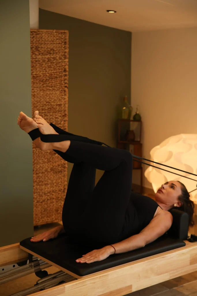 Pilates reformer pilates exercice jambes Studio QPM Manosque – Studio QPM Corbières-en-Provence Manosque