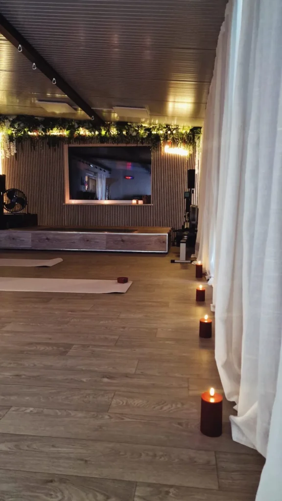 Salle de sport yoga ambiance studio zen bougies Studio QPM Corbières en Provence – Studio QPM Corbières-en-Provence Manosque